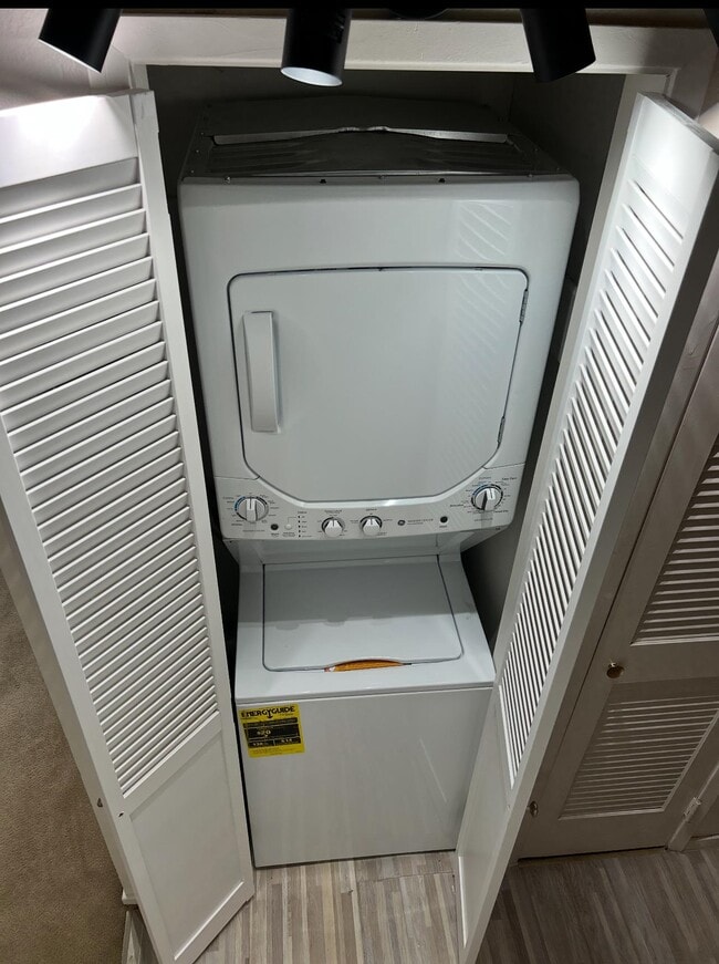 Building Photo - 902 F St