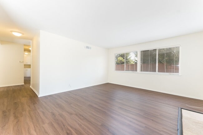 Building Photo - Charming 4-bedroom Single Story Newbury Park Home