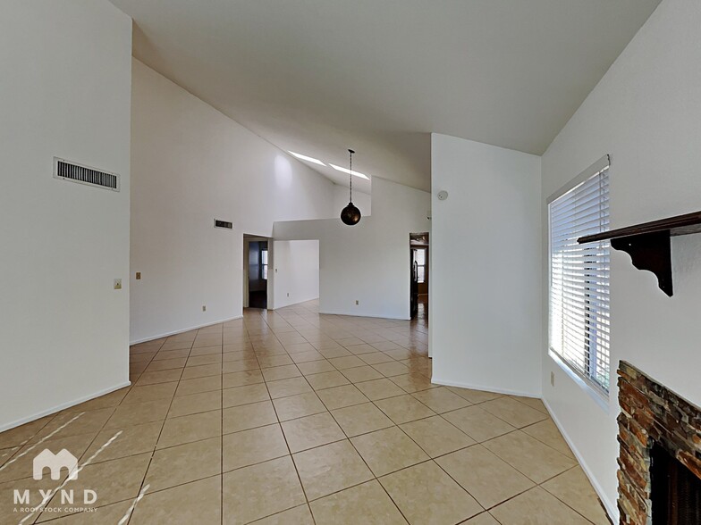 Building Photo - 10037 E Stella Rd