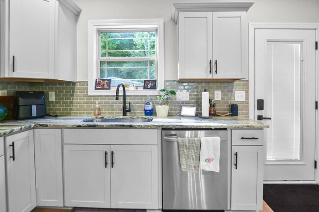 Building Photo - Pet Friendly Two Bedroom!