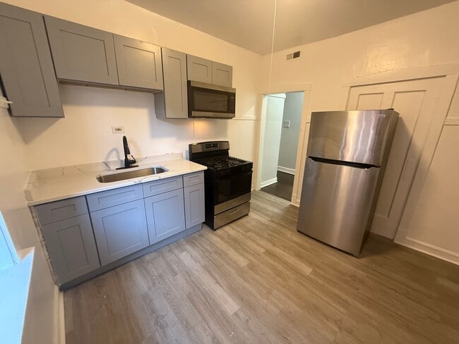 Building Photo - 1030 E Hyde Park Blvd