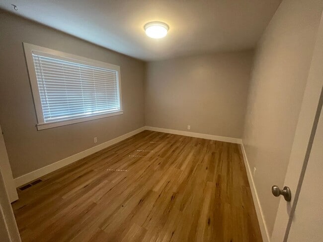 Building Photo - Beautifully Updated Townhouse in Madison V...