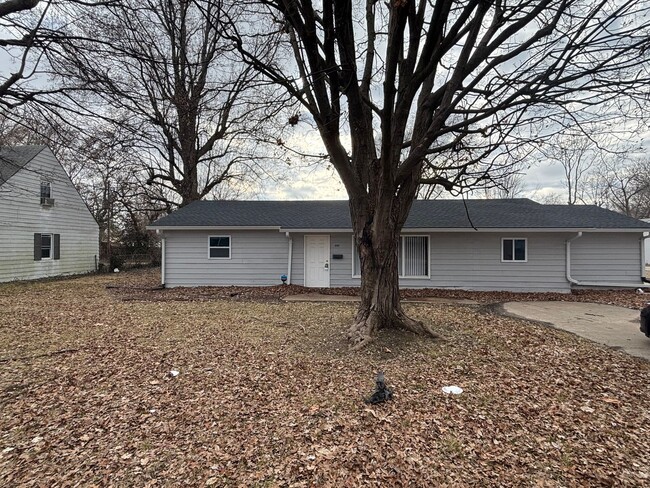 Building Photo - Newly updated 4 Bedroom