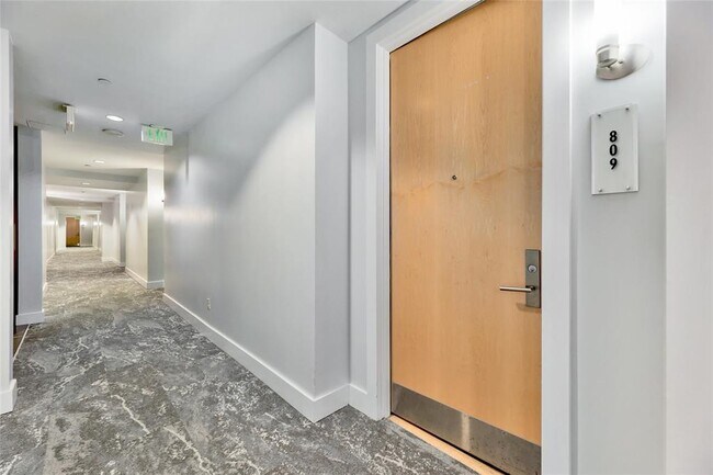 Building Photo - 603 Davis St