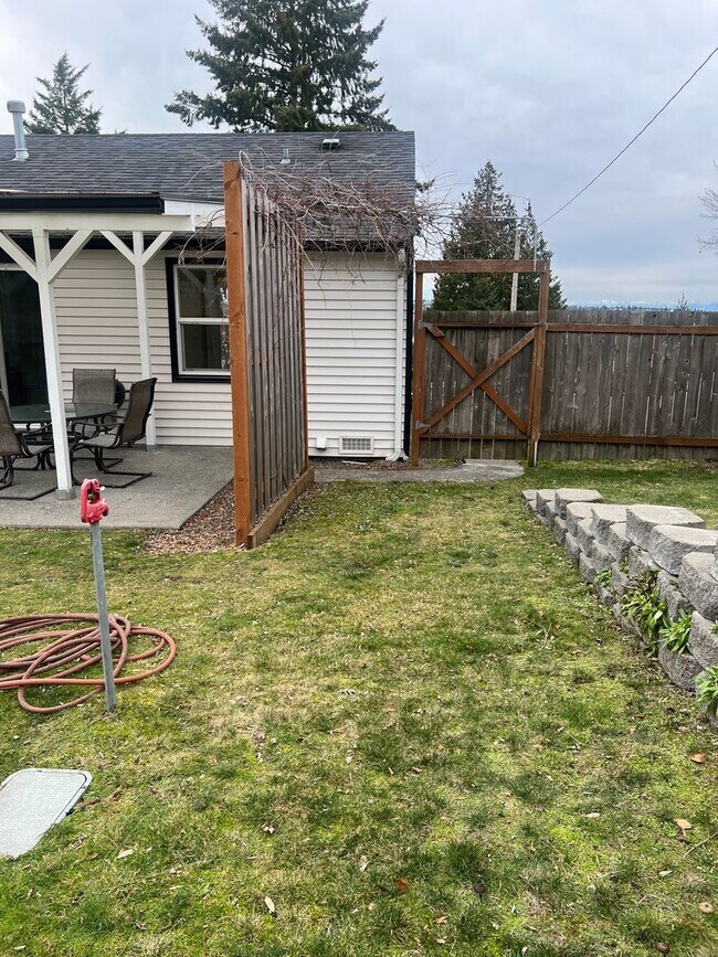 Building Photo - Renton 2 bedroom 1 bath home available now!