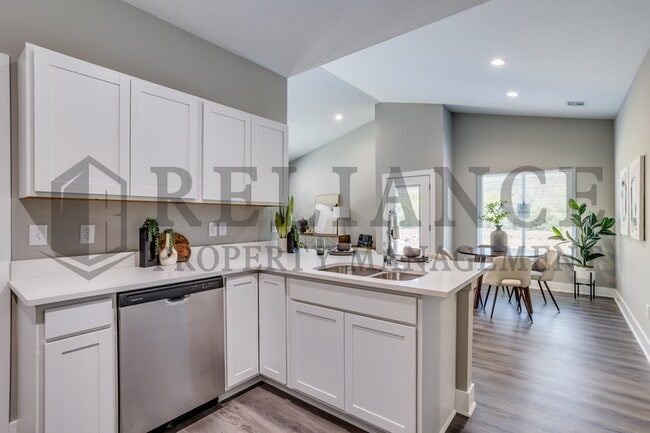 Building Photo - 4940 N Vassar Ave