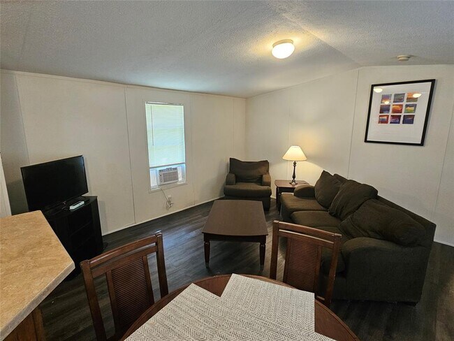 Primary Photo - 1225 Osteen St