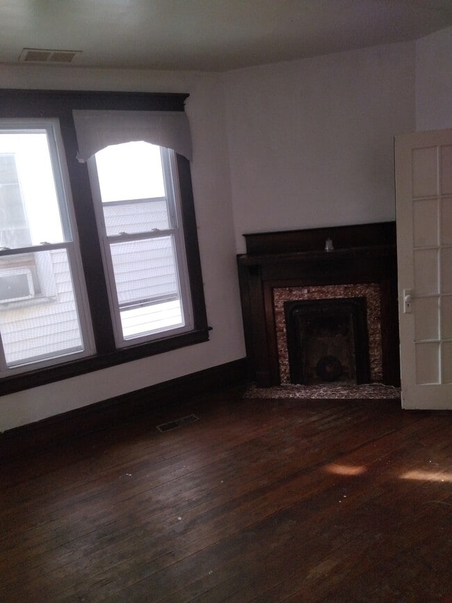 Building Photo - 1905 Doulton Ave