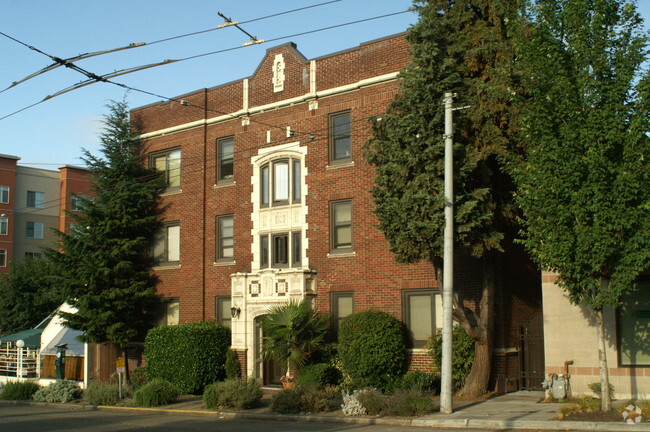 Building Photo - The Kenneth Apts