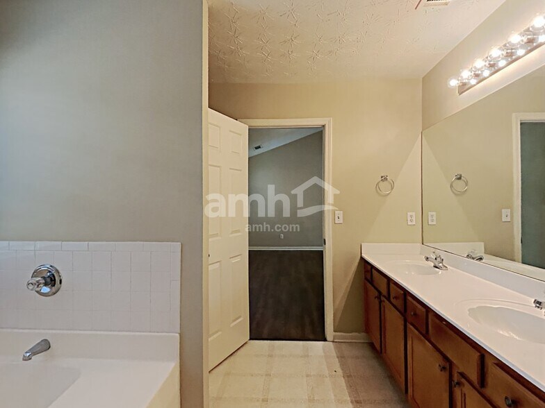 Building Photo - 1558 Great Shoals Cir