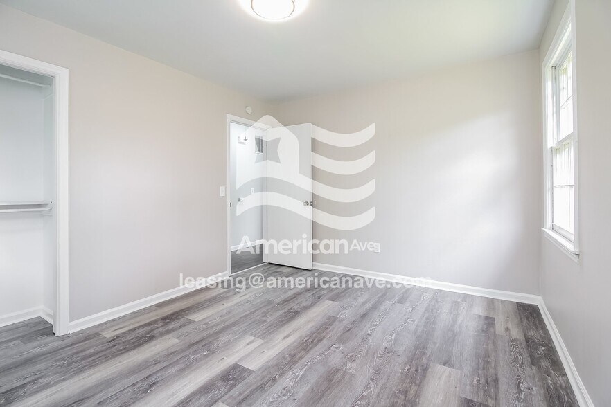 Building Photo - 9416 S Chelsea Rd