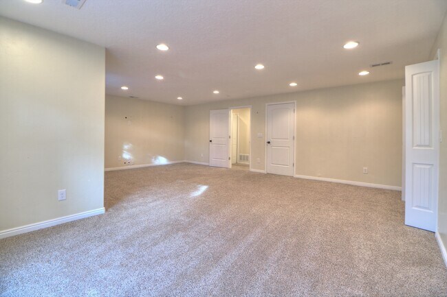 Building Photo - New reduced rent!