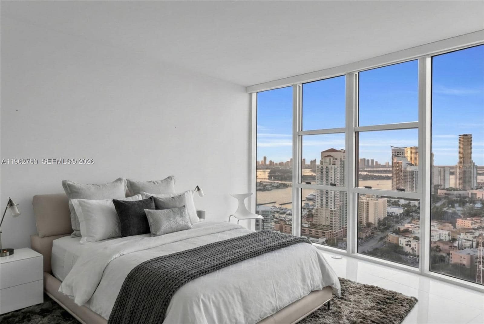 Building Photo - 300 S Pointe Dr