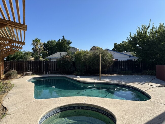 Building Photo - Beautiful Manteca 3 Bedroom Single Story H...