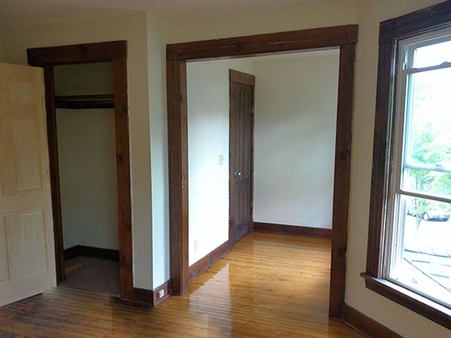 Building Photo - AVAILABLE 6/1/25 - Two Story House With Ha...