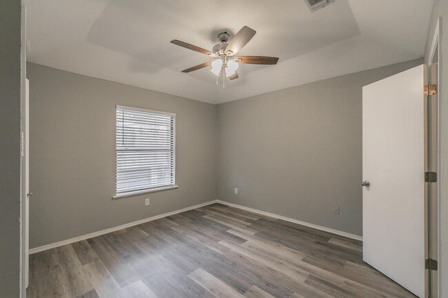 Building Photo - COMING SOON! FULLY REMODELED 2 bedroom, 2 ...