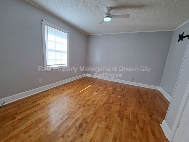 Building Photo - 112 Miller St