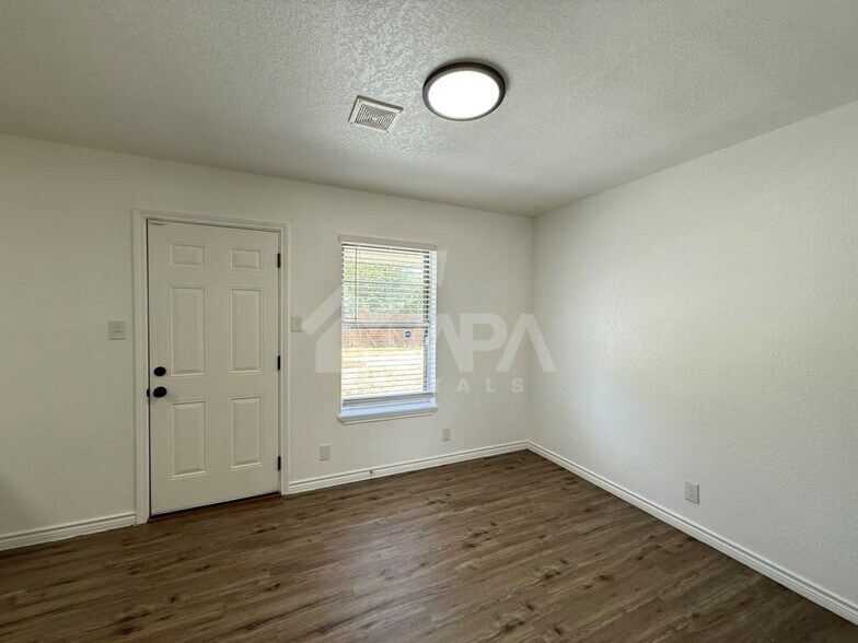 Building Photo - 4907 Stoneleigh Dr