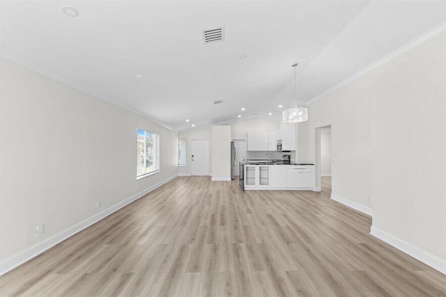 Building Photo - 1425 Majesty Ter