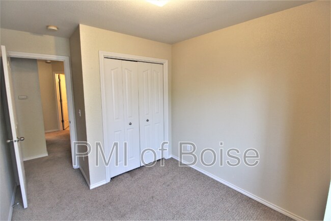 Building Photo - 1031 E Iowa Ave