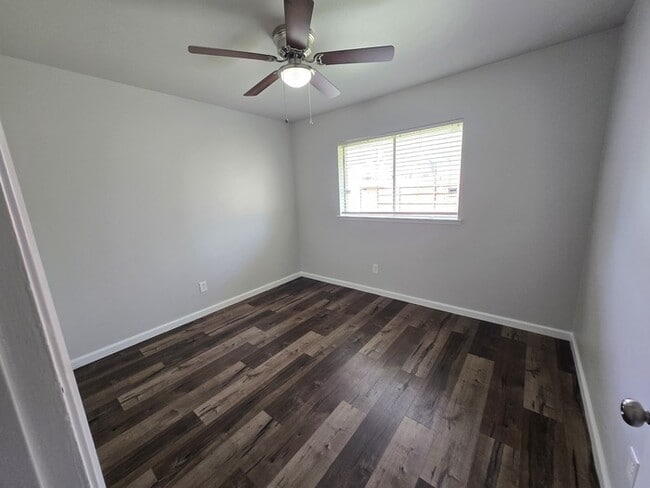 Building Photo - 433 Clearfield Dr