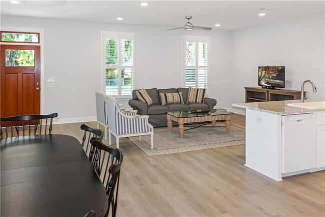 Building Photo - 905 Wayne St