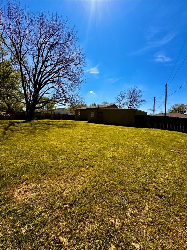 Building Photo - 803 E Greenfield St