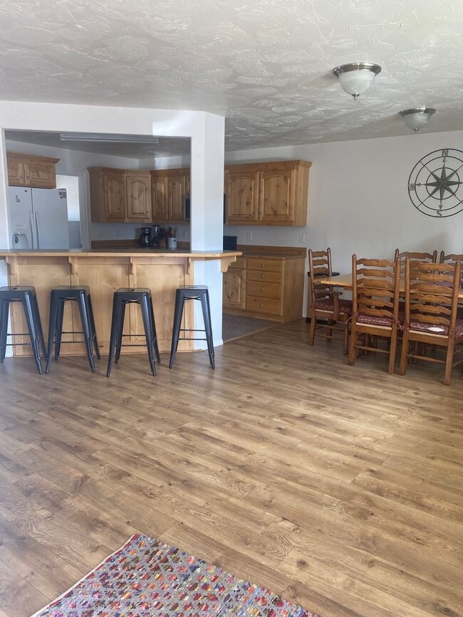 Building Photo - 3 Bedroom Victor Townhouse - Furnished