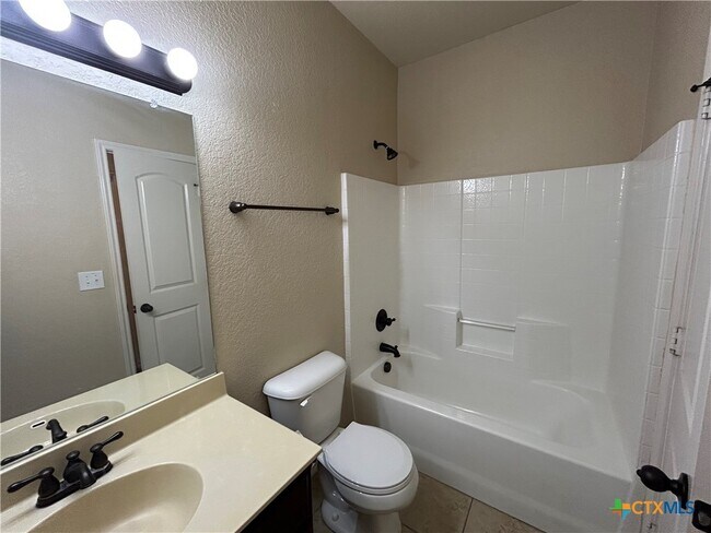 Building Photo - 692 Creekside Cir