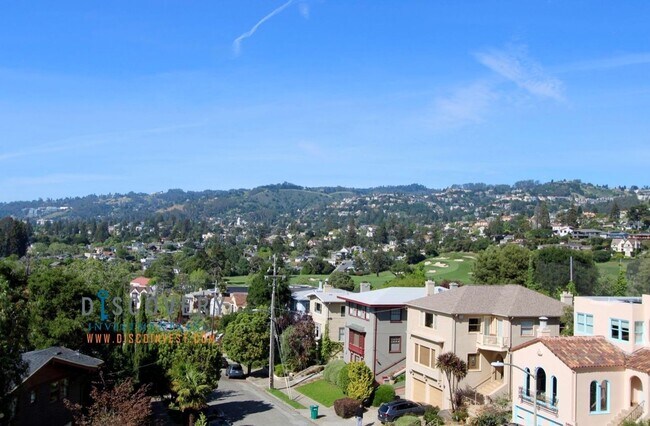 Building Photo - Spacious One Plus Bedroom Condominum off Broadway Terrace
