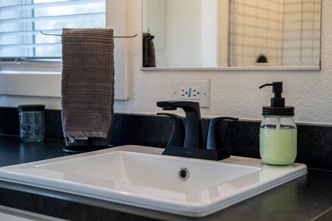 Building Photo - 523 W Vance Dr