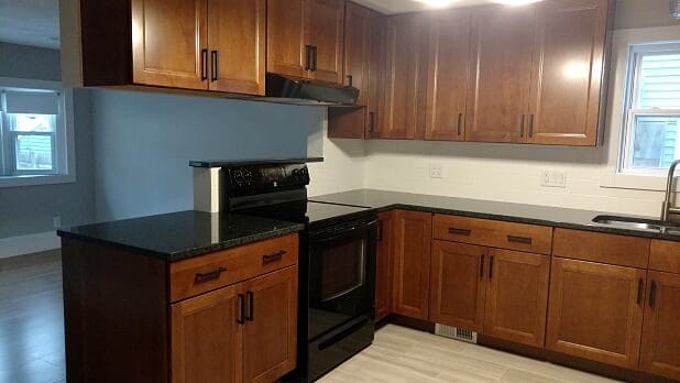 KITCHEN PENINSULA TO LR - 40 Chestnut Ave