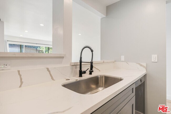 Building Photo - 6275 Canterbury Dr