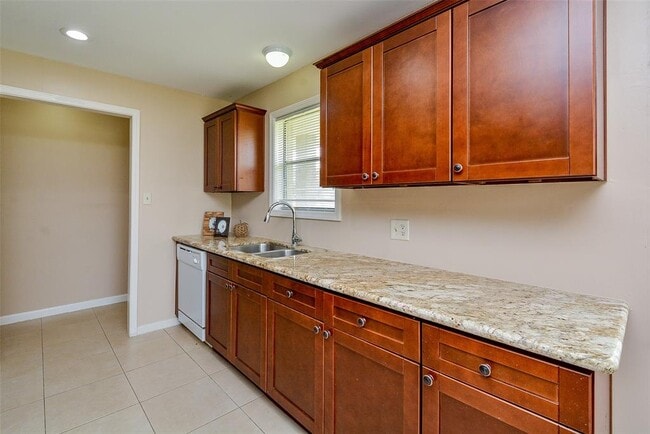 Building Photo - 16326 Cypress Bend Dr