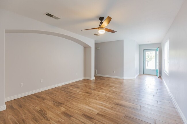 Building Photo - Beautiful 3 Bedroom/2 Bath Home