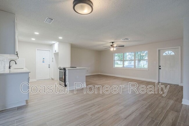 Building Photo - 4600 Venetian Blvd NE