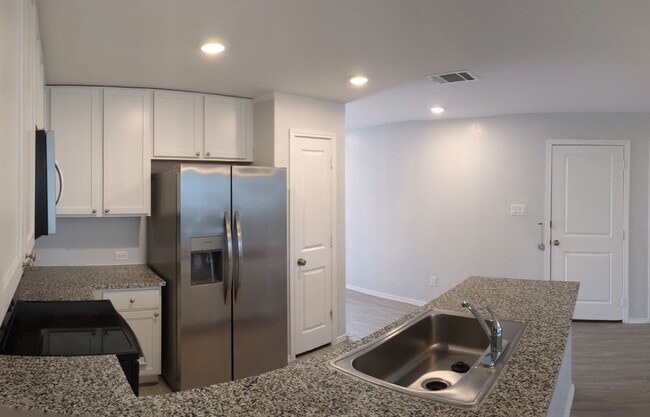 Building Photo - Beautiful 2 Story Home 4bdrm 2.5 bath
