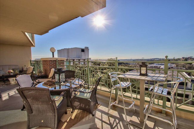 Building Photo - 300 S Duval St