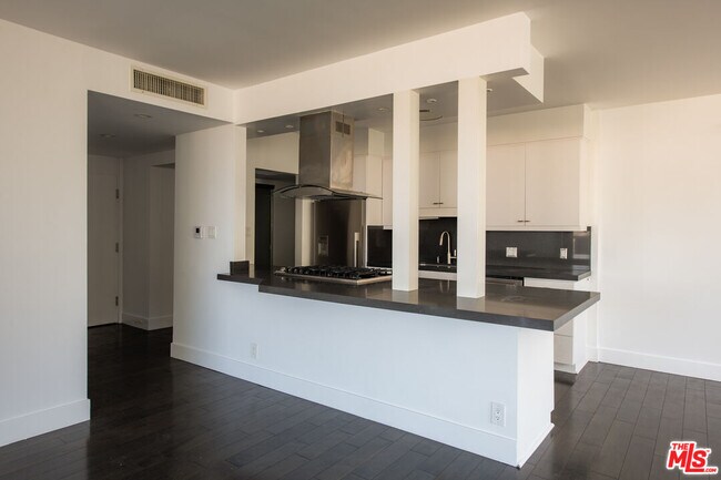 Building Photo - 8787 Shoreham Dr