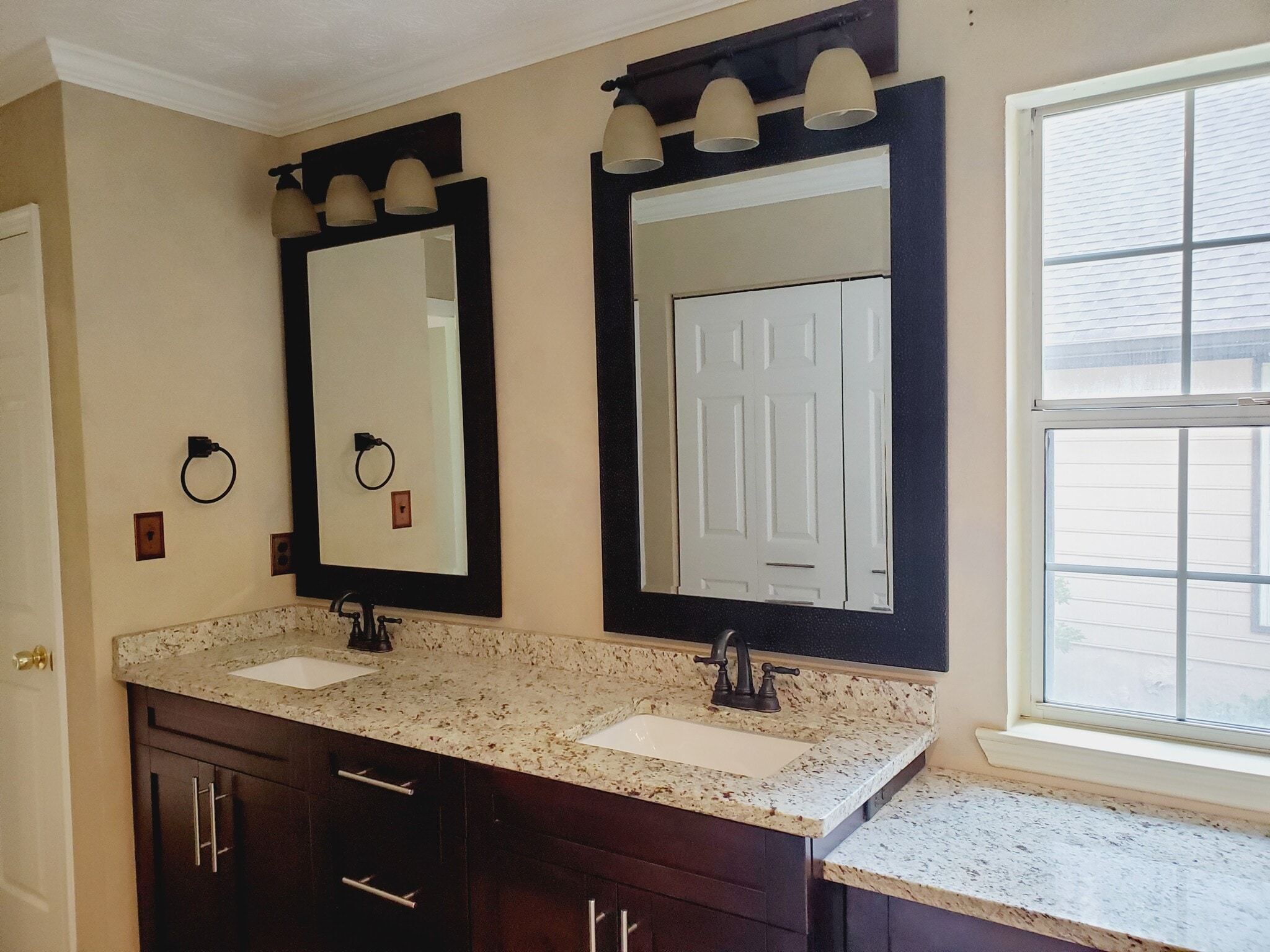 Building Photo - 8900 S Somerset Ln