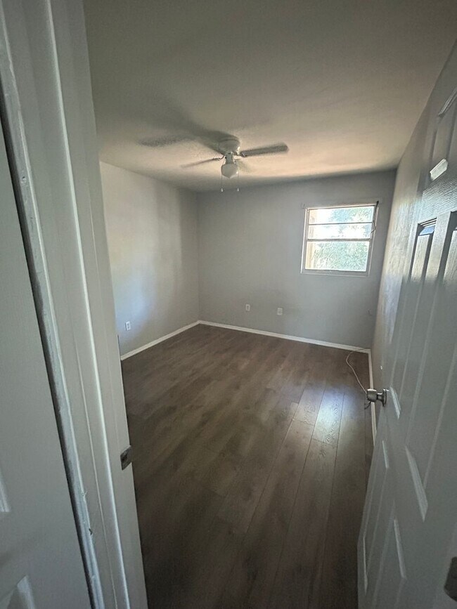 Building Photo - Perfectly located, central Sarasota unit f...