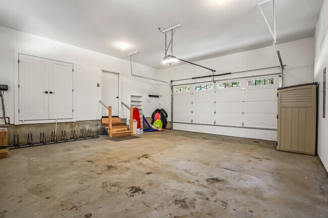 Building Photo - 1013 Yew Wood St