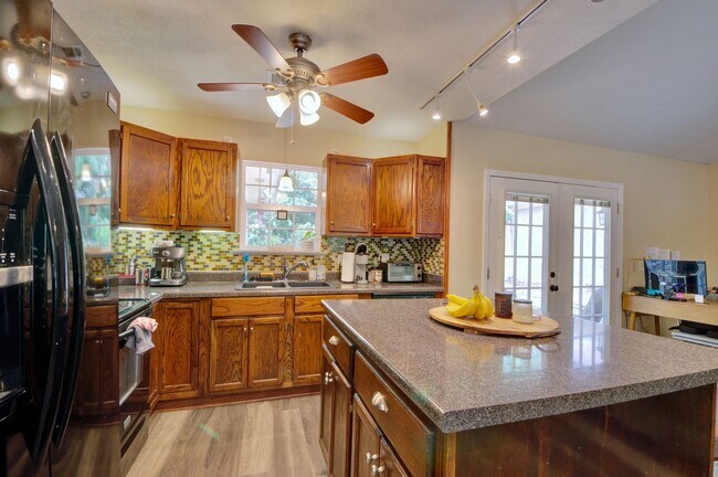 Building Photo - 251 Ivy Ln