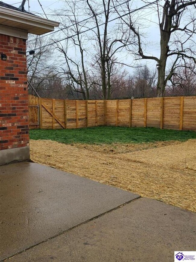 Building Photo - 1506 W Elm Rd