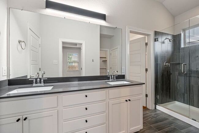 Building Photo - Beautiful 3 bedroom, 2.5 bathroom home in Summerrow Condos!!!