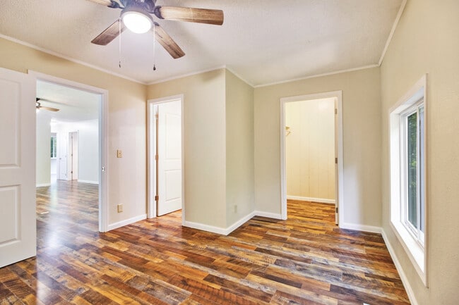 Building Photo - 169 Lakeshire Dr