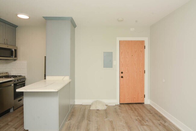 Building Photo - 508 W Belmont Ave