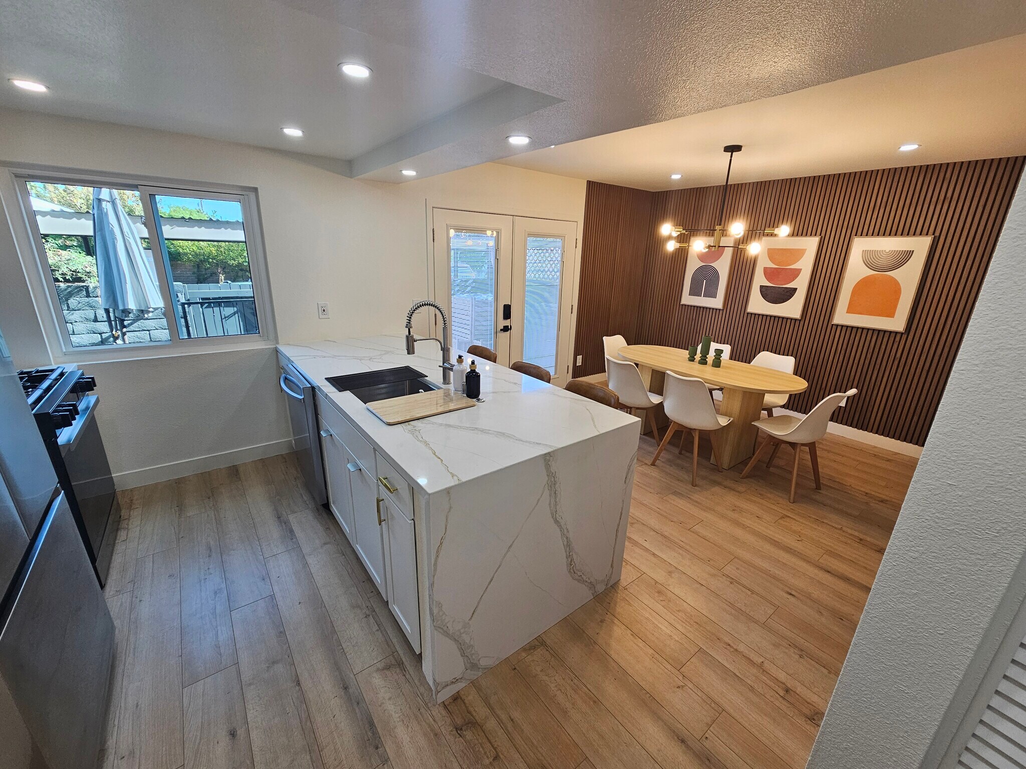 Building Photo - 266 E Via Escuela