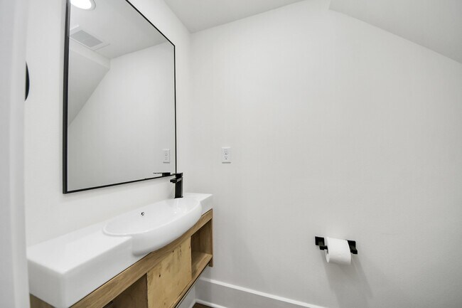 Building Photo - 5531 Nielan St