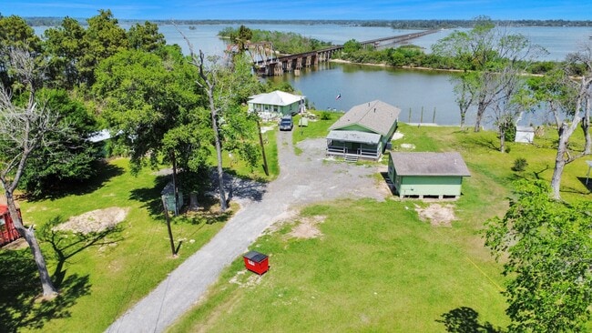 Building Photo - 17111 River Rd